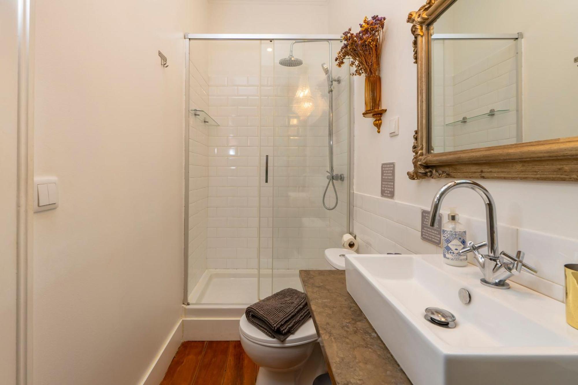 Eine Mischung Aus Altem Wort Und Modernem Charme In Apartamento Lisboa